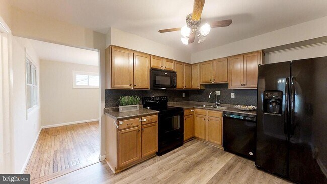 Building Photo - Recently Updated 4BR/2BA Twin with Central Air & Fenced Backyard