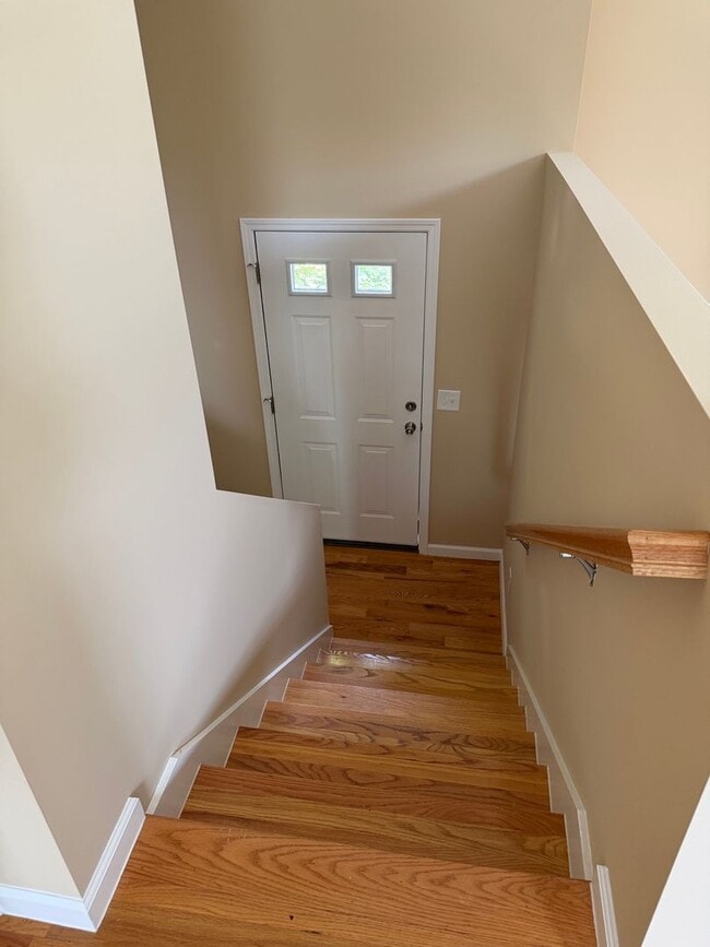Building Photo - 2 Bedroom / 2 Bath Johnson City, TN 37604