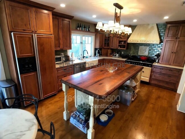 Building Photo - 4026-32 Utah St