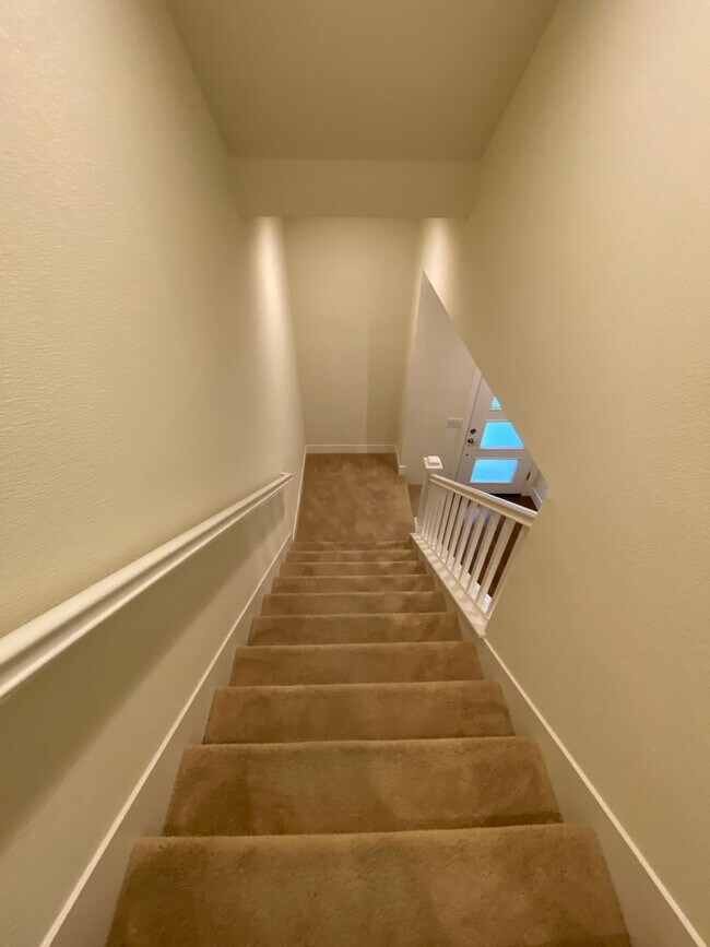 Building Photo - ALMOST NEW, SUPER CLEAN 2 BED, 2.5 BATHS, ...