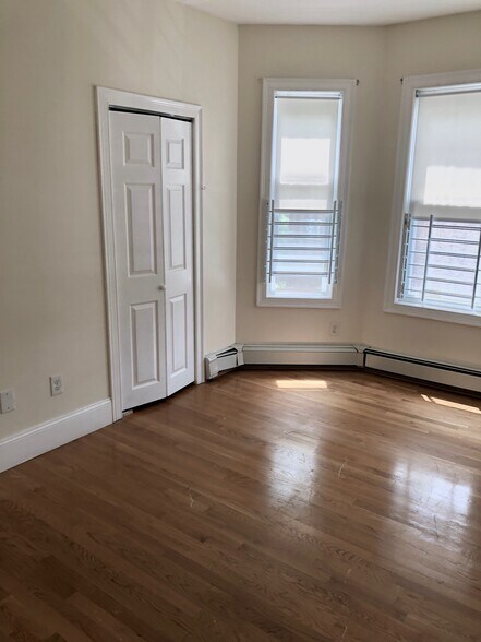 Building Photo - 14 Schiller St