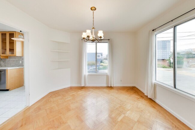 Building Photo - Bright Corner Home with Family Room, Yard & Laundry in Prime Sunset Location!