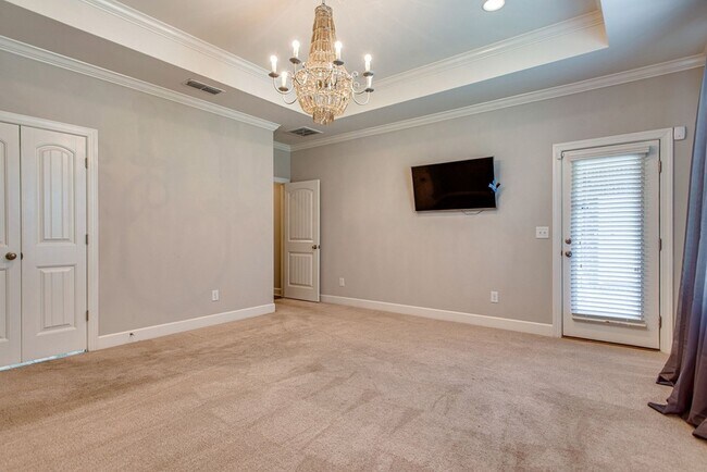 Building Photo - 9810 Glenmore Ln