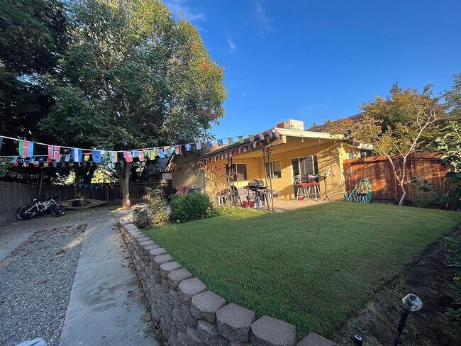 Building Photo - 1711 E Solar Ave