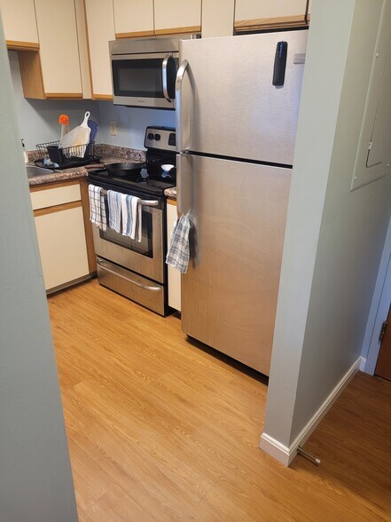 Kitchen - 100 Ledgewood Dr