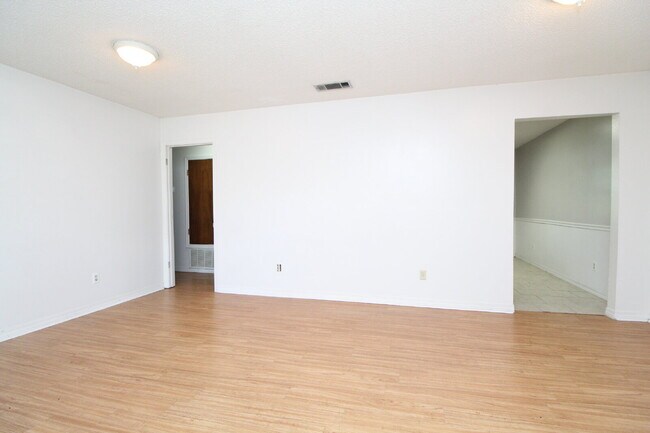 Building Photo - 2BD/1BA Duplex in NE Pensacola – Fenced Ya...
