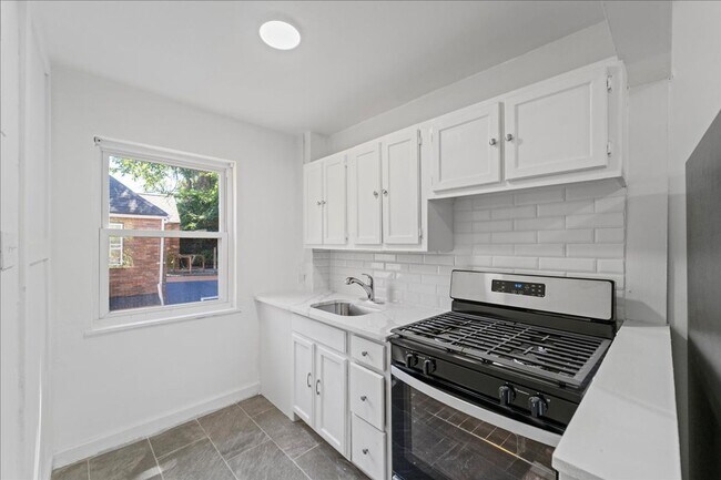 Building Photo - 3847-3849-3849 Beechwood Blvd