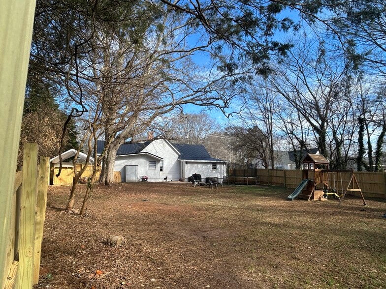 Building Photo - 904 E Main St