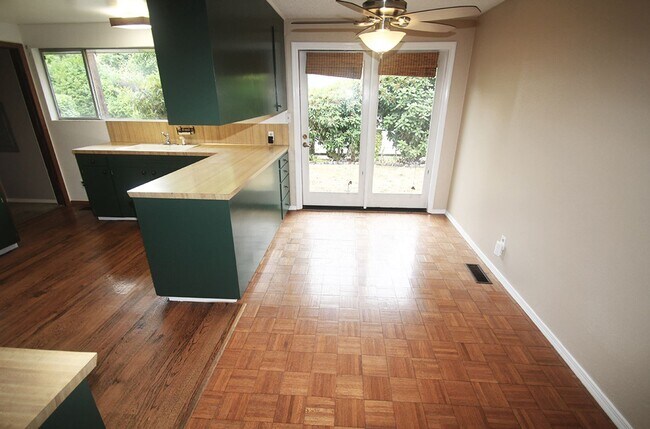 Building Photo - MOUNTLAKE TERRACE 3 BED, 2 BATH HOME FOR R...