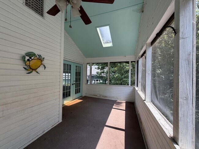 Building Photo - 516 Carrsbrook Rd SE