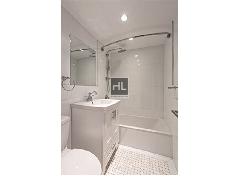 Building Photo - TRUE 3 Bed 2 bath with Balcony / Washer and dryer /Doorman