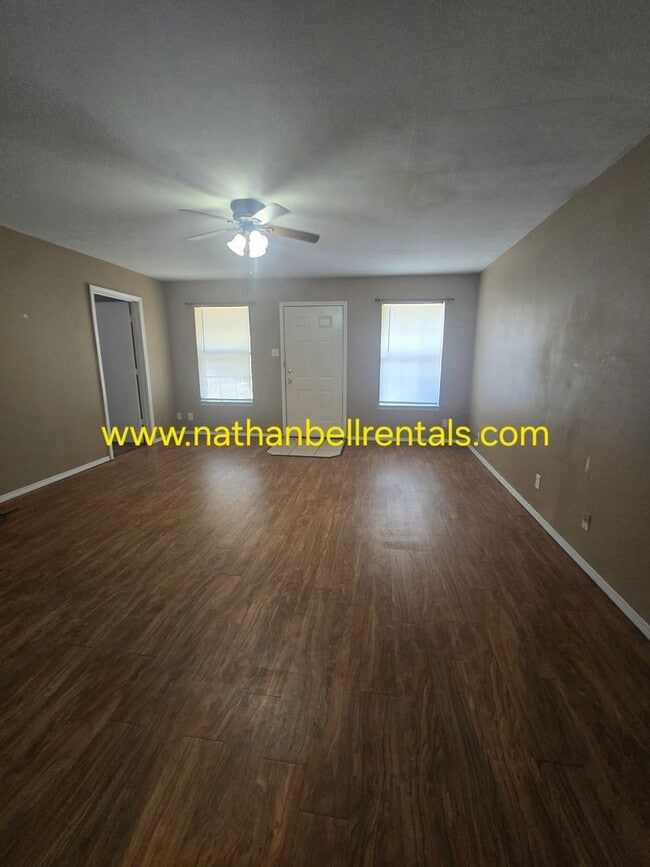 Building Photo - 3 bedroom/2 bath single family