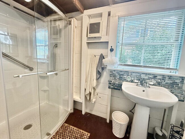 Building Photo - 50 Linfield Ln