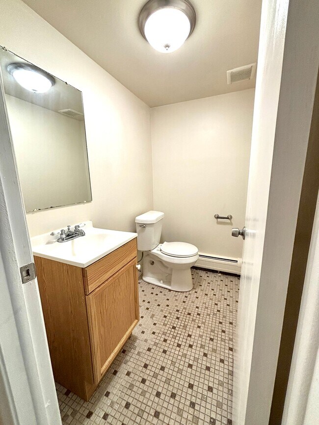 Building Photo - 150 Huronview Ct