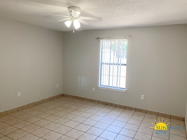 Building Photo - Nice 2 Bedroom Duplex in Navarre!