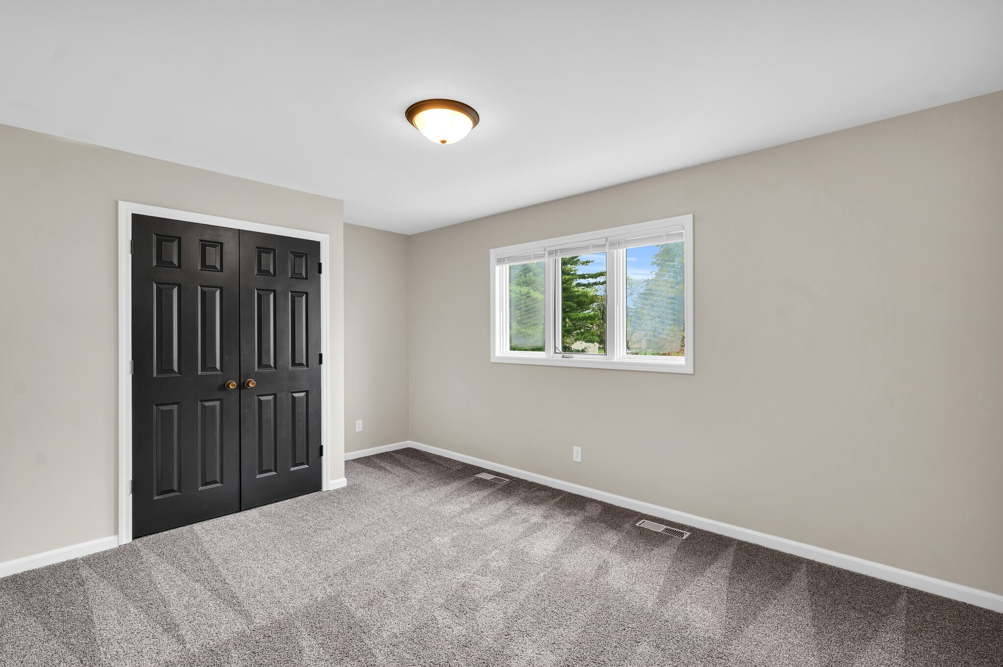 Building Photo - 1604 Lyndhurst Dr