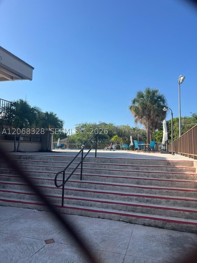 Building Photo - 9139 Fontainebleau Blvd