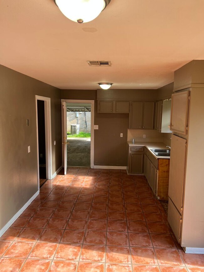 Building Photo - Southern Hills!