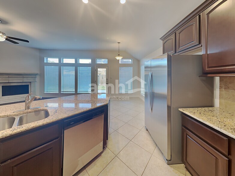 Building Photo - 2515 Pioneer Oaks Dr