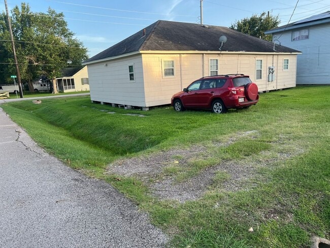 Building Photo - Charming 2BR Duplex in La Porte