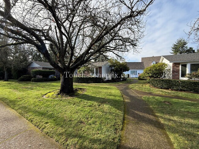 Building Photo - Updated 2BD/1BA Duplex w/ Mini-Split HVAC + Off-Street Parking