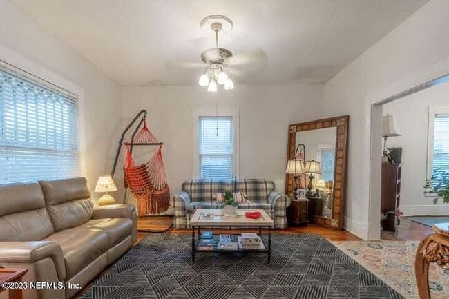 Building Photo - 440 E 6th St