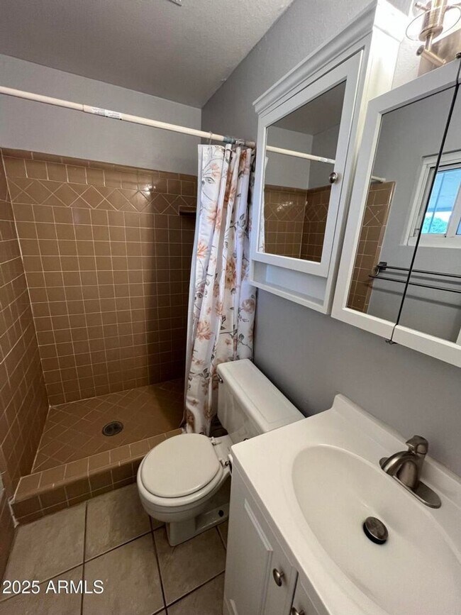Building Photo - Amazing 3 Bedroom 2 Bath home in Tempe
