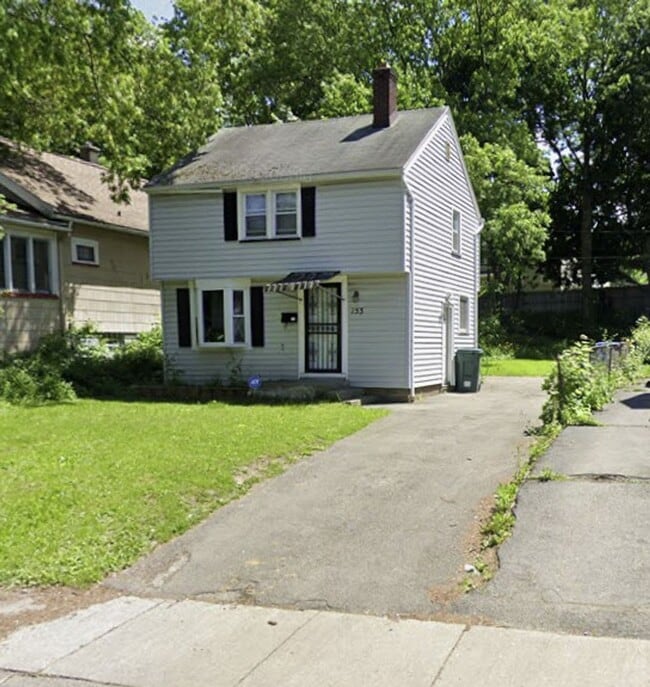 Building Photo - Cute 2/3 Bedroom Single Family House Available Now