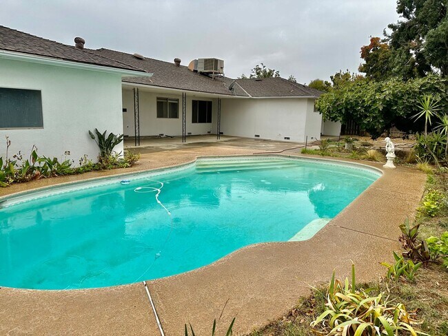 Building Photo - Spacious North Fresno 4/3 with Pool