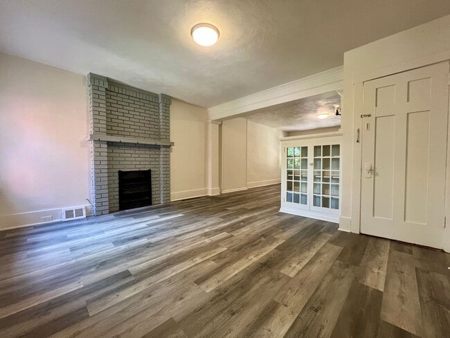Building Photo - Charming Three Bedroom Townhouse in Squirr...