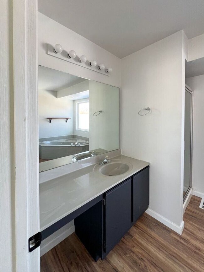 Building Photo - Cozy 3-Bedroom, 4-Bathroom Home in Saint L...