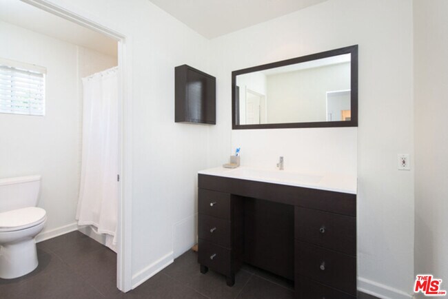 Building Photo - 8842 Dorrington Ave