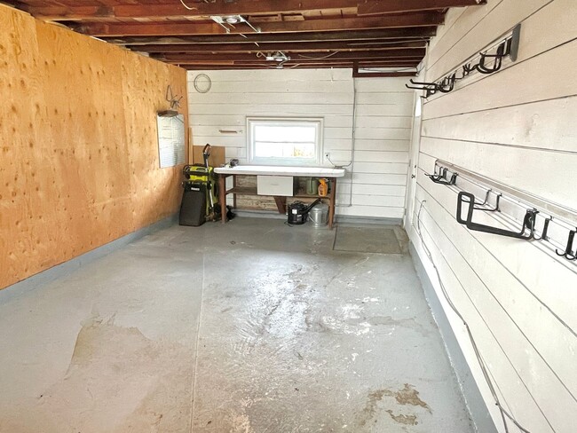 Building Photo - Concordia 3 bedroom, 1 1/2 bath house with...