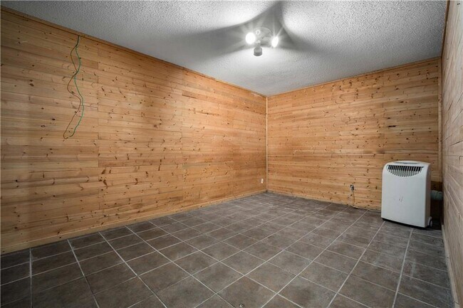 Building Photo - 8020 Suzanne Way