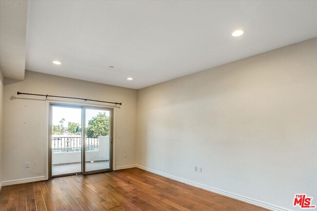 Building Photo - 1410 N Curson Ave