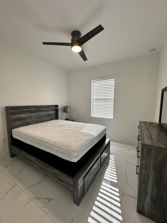 Building Photo - 325 Paulcrest Ave