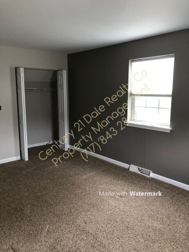 Building Photo - 3 BR, 1.5 Baths, 1 car garage Dover PA