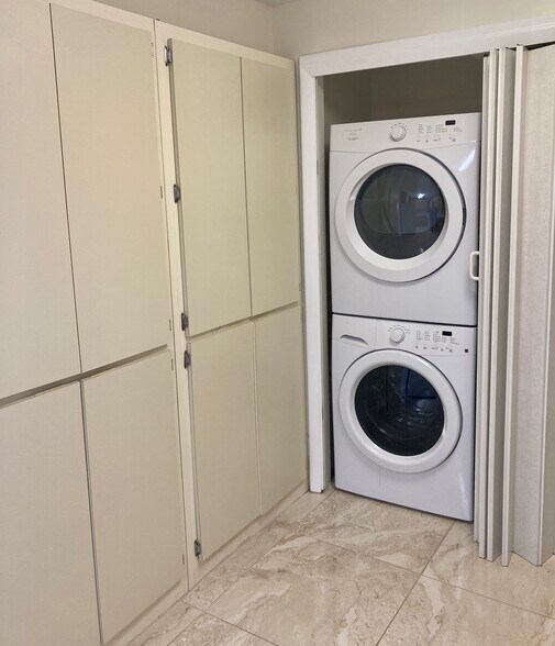 Eat In Kitchen / Laundry Area - 13951 SW 66th St