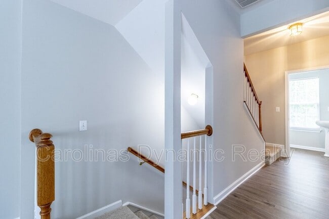 Building Photo - 9618 Blossom Hill Dr