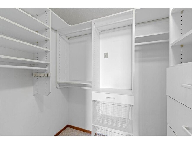 Building Photo - 433 S 7th St