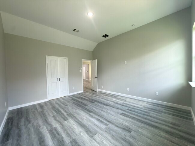 Building Photo - 9413 Savannah Holly Dr