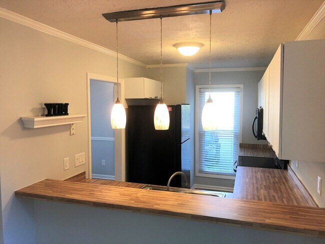 Building Photo - Welcome to the 2 Bed 2 Bath Bottom Floor C...