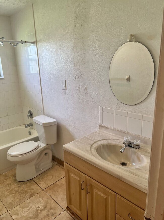 Building Photo - 3 BEDROOM, 2 BATH HOME IN THE HEART FORT P...