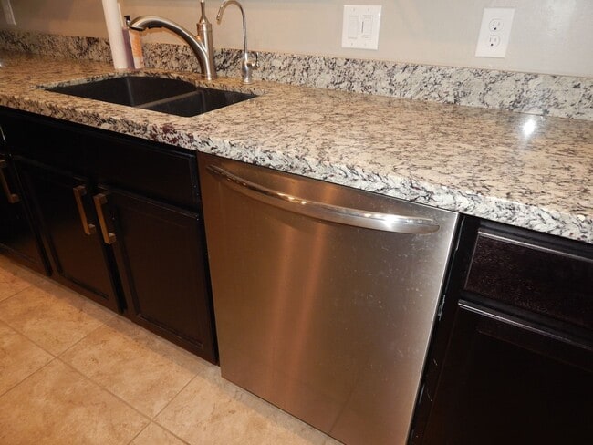 Building Photo - 3 bedrooms over 2200 Square Feet - Single Story-Marana