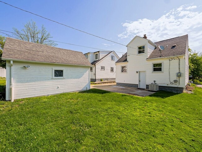 Building Photo - Charming 3 Bedroom Home Available in Quiet Pontiac Neighborhood