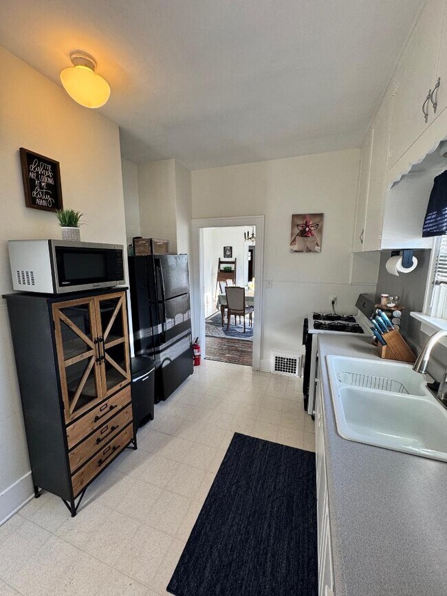 Building Photo - 2201 W State St