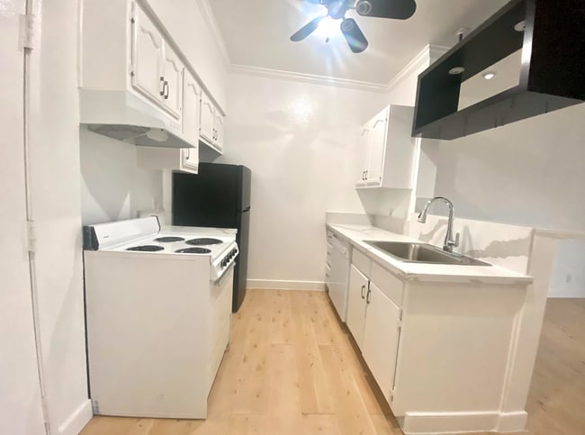 Building Photo - Beautiful Renovated Studio Apartment with ...