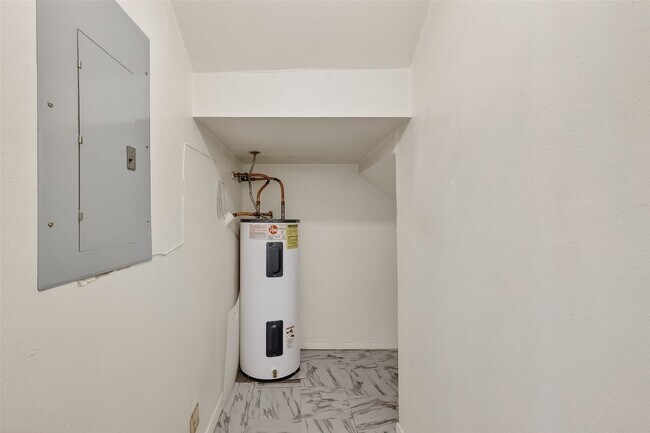 Building Photo - 8462 Leawood Blvd