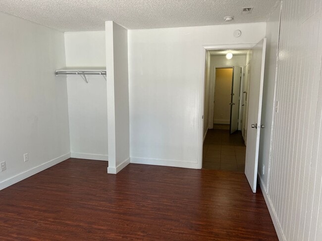 Building Photo - Amazing Room Downtown Renovated/Fireplace/Balcony/View