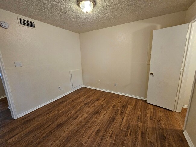 Building Photo - Ready for immediate move in!